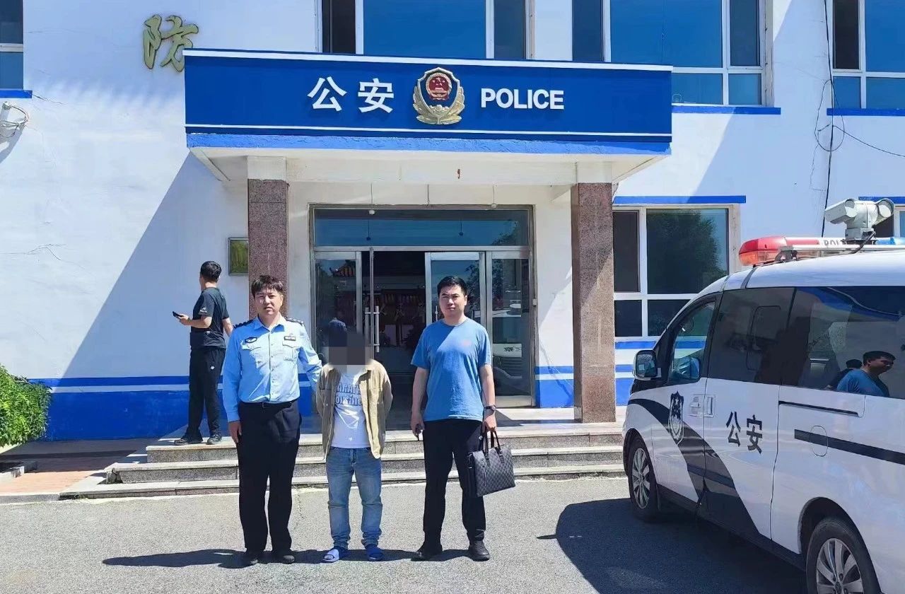 系兴城市人,因涉嫌盗窃罪于5月13日被辽宁省灯塔市公安局立为网上逃犯